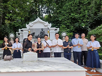 นักศึกษาจีน ปริญญาเอก รุ่นที่5
ถวายสักการะสมเด็จพระนางเจ้าสุนันทากุมารีรัตน์
พระบรมราชเทวี และพระพุทธสุนันทากร
พระพุทธรูปประจำมหาวิทยาลัยราชภัฏสวนสุนันทา