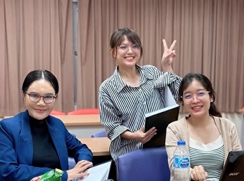 Thai Master’s degree students engaged in
a thesis consultation session with their
advisor, Asst. Prof. Dr. Thada Sitthada,