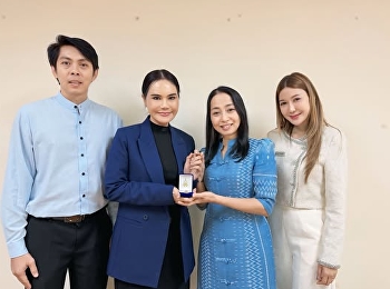 Educational Administration Program
Presents Commemorative Gift to Assoc.
Prof. Dr. Thubthimthong Korbuakaew on
Her Retirement