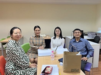 .International Ph.D. students (Batch 4)
engaged in a dissertation consultation
session with their advisors,