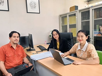 Thai Master’s degree students engaged in
a thesis consultation session with their
advisor, Assoc. Prof. Dr. Thubthimthong
Korbuakaew..