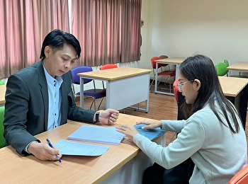 Master's degree students (Thai Program)
attending a thesis consultation session
with their advisor