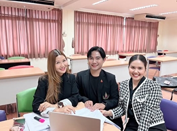 Thai Master’s degree students attending
a thesis consultation session with their
advisor, Asst. Prof. Dr. Kanratchakan
Lertamornsak.