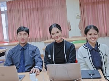 .Thai Master’s degree students attending
a thesis consultation session with their
advisor, Asst. Prof. Dr. Thada Siththada